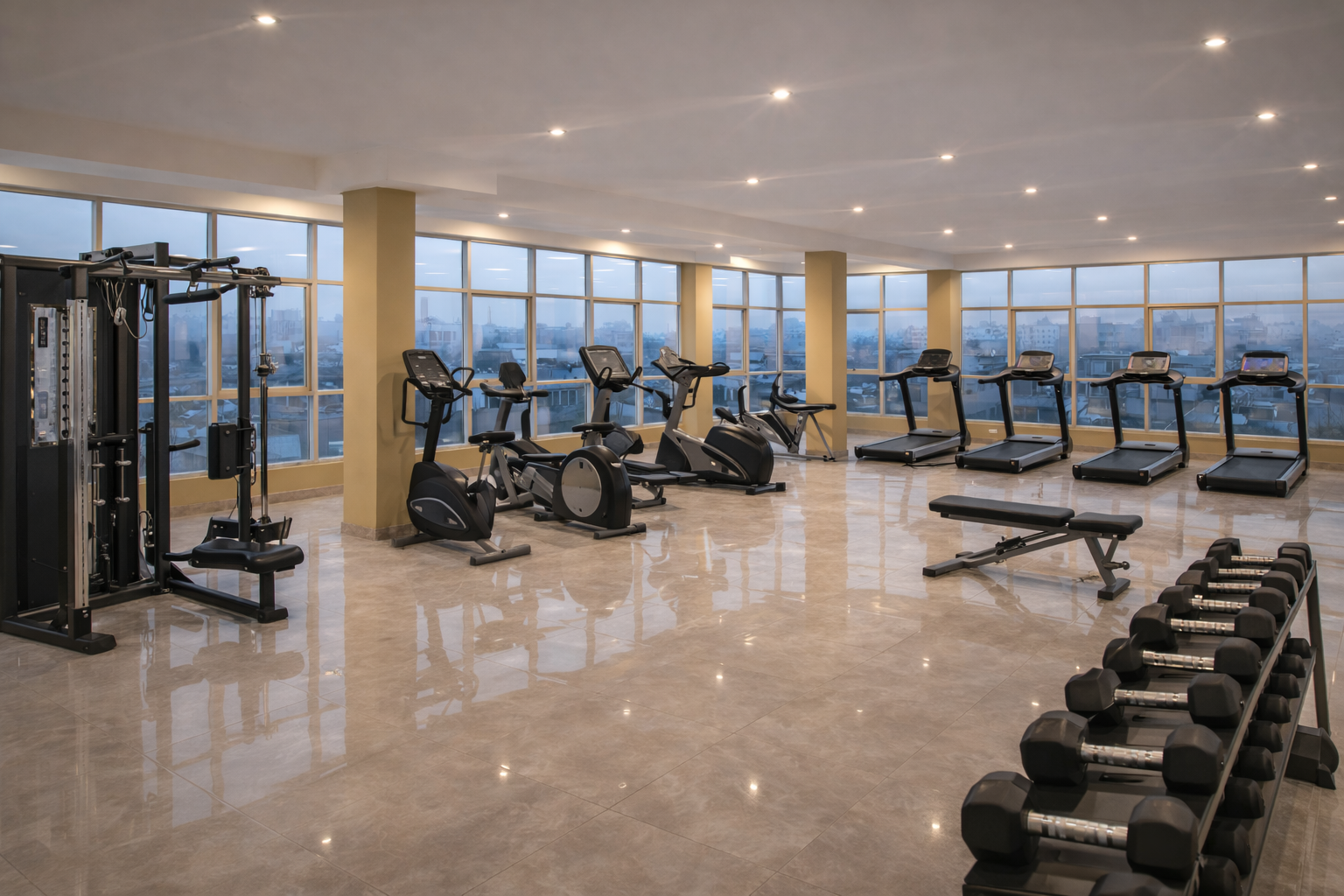 Gimnasio espacioso equipado  y amplias áreas de entrenamiento