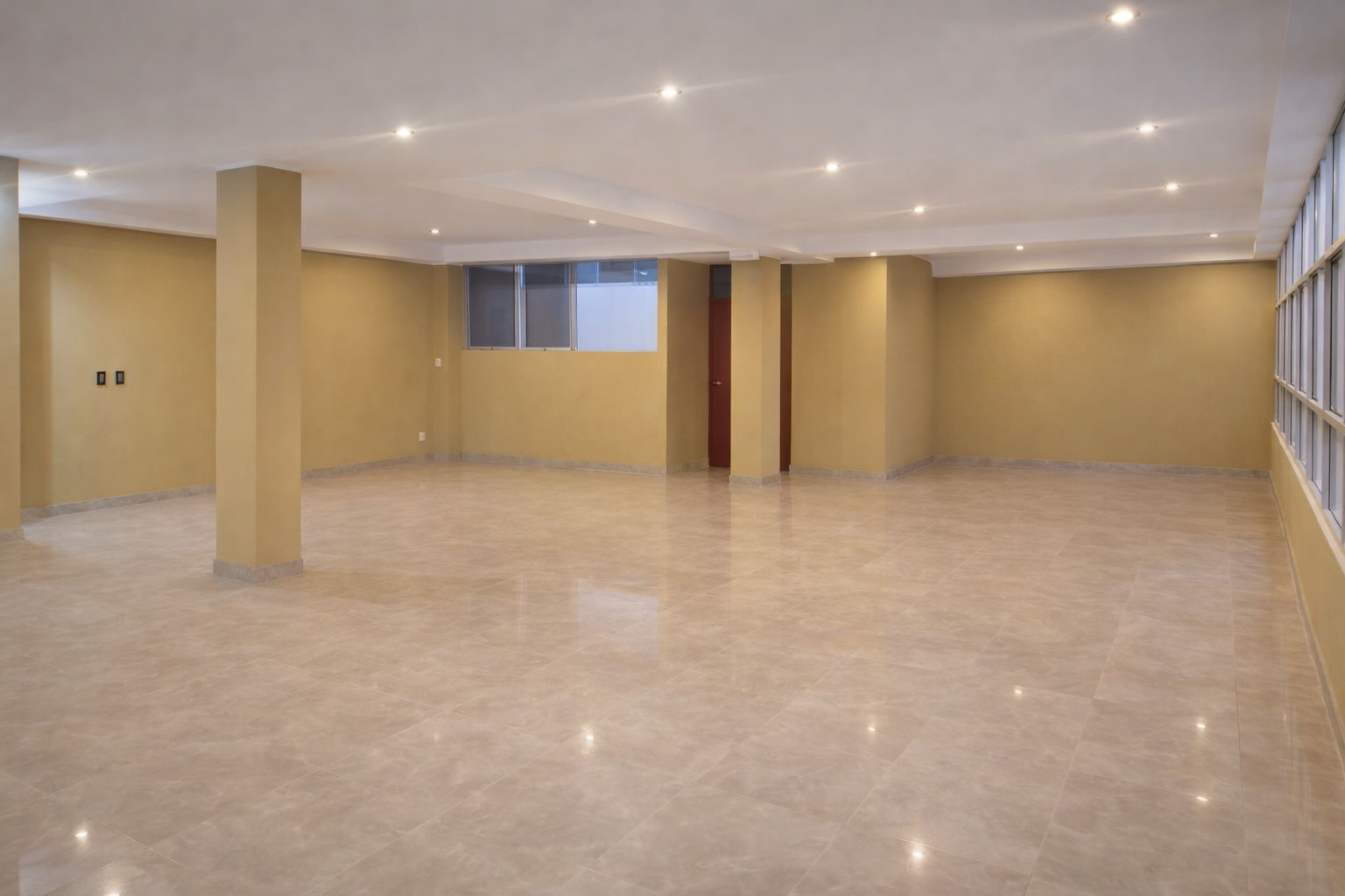 Edificio comercial exterior con arquitectura moderna